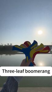 Childrens V-shaped boomerang throwing target rotator three leaf frisbee parent-child sports toy
