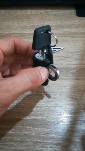 กุญแจล็อค ตัวล็อคหมวกกันน๊อค ป้องกันหาย แถมดอกกุญแจ 2 ดอก ติดตั้งง่าย แข็งแรง หมวกใบหลายร้อย กันไว้ก่อน