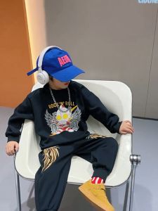 REALSELF ชุดเด็กผู้ชาย ชุดเด็กผู้ชายเท่ๆ รูปแบบแฟชั่นอุลตร้าแมน หนุ่มน้อยฤดูใบไม้ร่วง 2024 ใหม่หล่อแฟชั่นเกาหลีรุ่นเสื้อแขนยาวชุดกางเกง24730