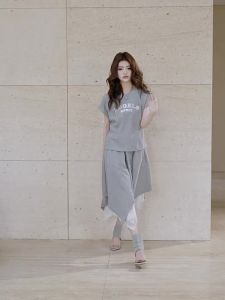 MIUCO | Bộ Áo Thun Chữ T Màu Xám Nhạt và Chân Váy Voan Không Đều