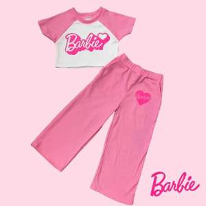 ชุดเซ็ทผ้าร่อง ลายบาร์บี้ เสื้อแต่งแขนไหล่สโลปสกรีนลายน่ารัก มาพร้อมกางเกงขายาวสกรีนลาย+มีกระเป๋าข้าง