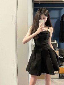 ชุดเดรสสั้นทรงเอคอวีแขนกุดสไตล์เกาหลีสำหรับผู้หญิงในช่วงฤดูร้อน ชุดเดรสสั้นทรงเอเอวสูงสไตล์เกาหลีสีพื้นสำหรับผู้หญิง