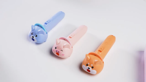 ไฟฉายฉายภาพการ์ตูนรูปสัตว์ 10 แผ่น 80 ภาพ เปลี่ยนภาพได้ สนุกเพลินก่อนนอน เสริมจินตนาการให้เด็ก ดีไซน์การ์ตูนสัตว์ 3 แบบ ชิบะ/แมว/หมู วัสดุ ABS