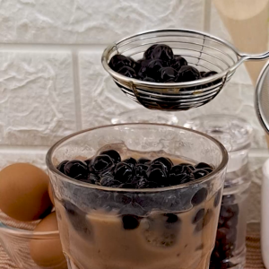 ตะกร้อตักไข่มุกตะกร้อสุกี้ ด้ามดำ 6.5 cm. / 7.5 cm. (เครื่องครัวตราสมอ)