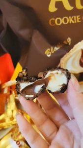 Ailisha Chocolatecoklat premium dan berkualitas Cokelat Cokelat Ailisha 70gr Ailisha Golden Cookie Coated Strawberry Milk Chocolate 66gr / 70g