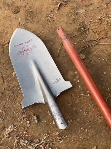 พลั่วเหล็กจัดสวนแข็งแรง ด้ามจับเออร์โกฯ ทนทาน ประหยัดพลังงาน ใช้ขุด-ปลูก หัวมีลายเหยียบ สีเทา