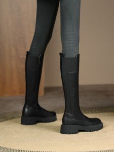 รองเท้าบูทอัศวินรองเท้าบูทยาวเหนือเข่าส้นแบนแมตช์ชุดง่ายย้อนยุคแบบใหม่ปี2023ทรงสูงสำหรับผู้หญิงรองเท้าบูทยาวหนังแท้หุ้มขาสำหรับผู้หญิง