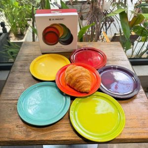 Hộp 6 đĩa 18cm sắc màu Le Creuset (màu đỏ cam vàng xanh lá xanh dương tím): Dùng được máy rửa bát lò vi sóng