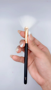NOX TOUCH HIGHLIGHT BRUSH BY CHINIES [FAN BRUSH/PROFESSIONAL HIGHLIGHTER/ SOFT HIGHLIGHTER BRUSH]