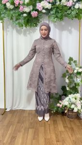 Setelan kebaya tunik kancing 1000 payet - kebaya modern - outfit kekinian - motif bunga jyang cantik dan elegan - bahan brukat non gliter kombinasi kancing dan payet bagian depan - baju pesta akad nikah wisuda pakaian kondangan pagar ayu