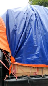 Terpal Korea A12 ukuran 6x8 meter WATERPROOF Anti panas\n Apa itu Terpal Korea A12?\nTerpal Korea A12 adalah bahan pelindung berkualitas tinggi yang dirancang khusus untuk melindungi tanaman dan perlengkapan outdoor lainnya dari cuaca ekstrem. Terpal ini tersedia dalam berbagai ukuran, termasuk 6x8 meter dan 4x6 meter, dan memiliki fitur waterproof serta anti panas.