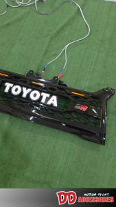 กระจังหน้า รถตู้ hiace commuter 2014 2015 2016 2017 2018 KDH200 หลังคาเตี้ย สีดำ มีไฟ GR logo สีขาว