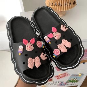 PiShops  ขายดี🎉 รองเท้าแตะแฟชั่น รองเท้าสวมผู้หญิง  แถมตัวติดการ์ตูนน่ารัก แบบสวม พื้นนุ่มนิ่ม น้ำหนักเบา พร้อมส่งจากไทย มีให้เลือกถึง 4สี สาวๆไม่ควรพลาด🔥