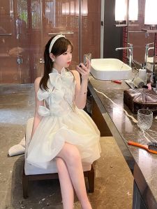 ชุดเดรสผู้หญิงสไตล์ปรับปรุงใหม่ เดรสแขนกุดสีขาว กระโปรงทรงเอเข้ารูป ดีไซน์ผูกโบว์ผีเสื้อ ชุดเดรสฤดูร้อนสำหรับสาวๆ