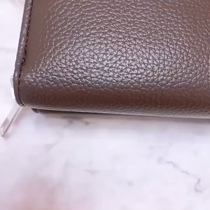 กระเป๋าสะพายข้าง  ใช้ได้ทั้งแบบสะพายข้างและสะพายเฉียง  3. สีที่มี: สีดำ สีน้ำตาลกาแฟ สีเทา พร้อมส่งในไทย