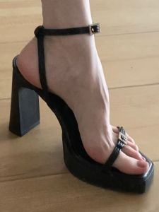 ฤดูร้อน 2024 ผู้หญิง ส้นหนาแพลตฟอร์มกันน้ํารองเท้าส้นสูงรองเท้าแตะคริสตัลหัวเข็มขัด สายคล้อง สีบริสุทธิ์สไตล์ยุโรป ทันสมัย