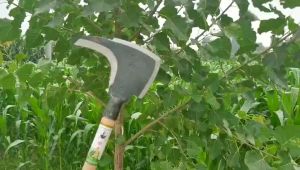 "New Agricultural Manganese Steel Triple Chopping Sickle - Handmade Sharp Cutting Edge for Cutting Grass & Branches - Multi-Function with 50cm Iron Handle Extension