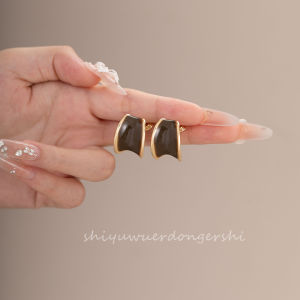 Elegant Geometric Red Ear Cuffs White Enhancing Daily Design High-End Sensation No Piercing Required Mosquito Coil Tray Ear Clips