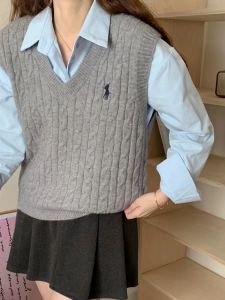 2024 ฤดูใบไม้ร่วง รูปแบบใหม่ ลำลอง คอวี เสื้อสเวตเตอร์ถัก เสื้อกั๊ก เสื้อผ้าชั้นในปัก นุ่ม ความยาวสั้น แขนกุด เสื้อท่อนบน