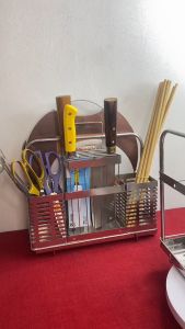 Kệ để dao thớt đũa  kéo được làm bằng inox không han gỉ