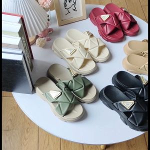 QLshop กระเป๋าเท้าแตะแบบสายแต่งสายไขว้ 5 สี 🌈 รองเท้าแตะแฟชั่น สวมติดสัญลักษณ์ ทองดูหรูดูแพงสุดๆ