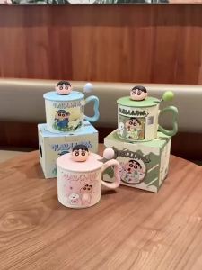 XW | X&W Crayon Shin-Chan 370ML Ceramic Mug Cartoon Water Cup with Heart Handle&Doll Lid Desktop Milk Coffee Cups Home Decor Gifts