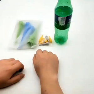 Vòi gắn chai nhỏ giọt điều chỉnh lượng nước cho cây cảnh trong mùa nắng nóng