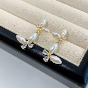 ต่างหูไข่มุกสไตล์ฝรั่งเศสหรูหราสำหรับผู้หญิง ต่างหูแบบใหม่ที่สวมใส่สบายสำหรับเดินทางไปทำงาน ต่างหูแบบอ่อนโยนและหรูหรา