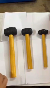 ค้อนยางด้ามไม้ หัวค้อนผลิตจากยางพารา ใช้กับงานตีเคาะทั่วไป ปูกระเบื้อง ก่ออิฐมวลเบา มี3 ขนาด เล็ก กลาง ใหญ่