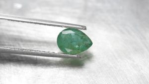 1.10 ct พลอยแท้ มรกต สีเขียว แซมเบีย ทรงหยดน้ำ