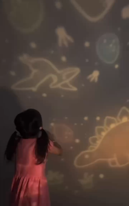 【จัดส่งภายใน 24 ชั่วโมง】จำลองอวกาศ โคมไฟโปรเจคเตอร์ เด็กแสงดาวโปรเจคเตอร์ของเล่นของขวัญวันเกิดสาวยิปโซเพดานห้องนอนไฟกลางคืนกล่องดนตรี