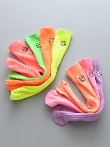 ถุงเท้าเด็กสีเขียวฟลูออเรสเซนต์ ถุงเท้าสีสดใส ถุงเท้าข้อสูงปักรอยยิ้ม ถุงเท้าสีลูกกวาด เทรนด์แฟชั่น เส้นใยไนลอน 72% ไนลอน 25% ยางยืด 3%