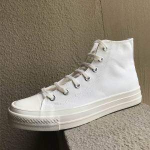 รองเท้าผ้าใบสีขาว Pure White High Top สำหรับทั้งชายและหญิง รองเท้าลำลองกีฬา ทรงหัวมน พื้นยาง รองเท้าผ้าใบสไตล์เกาหลี
