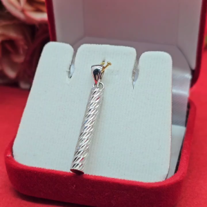 จี้แท่งลายเกลียว ตัวเรือนสีโรเดียม ขนาดยาว 2 ซม3 ซม.ใส่กับสร้อยได้หลายแบบ ใส่อาบน้ำได้ เรียบหรู ใส่เเล้วดูดี พร้อมส่ง