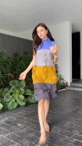 เดรสอัดพลีท ตัวยาวงานสวย Premium 👍🏻  แพตเทิร์นเรียบหรู ทรงแขนกุดสวยงาม ไฮโซวววว ✨✨ เนื้อผ้าอัดพลีทให้ดูแปลกตา  ผ้าเนื้อนุ่ม ใส่สบาย งานสวยมว้ากกกกก 😉 แอบเพิ่มดีเทลเกร๋ๆ ด้วยการตัดต่อ4 สี ไล่เฉดอย่างลงตัว   ชุดเดียวเอาอยู่ สวยจิง ถูกใจแน่นอน💖  ** งานคั