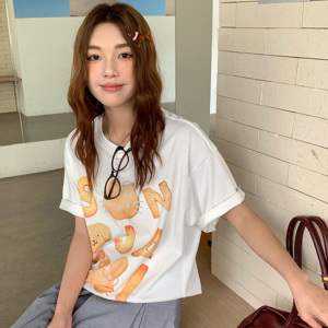 T-Shirt Wanita Lengan Pendek Ukuran Besar Gaya Korea Jepang Motif Kucing & Biskuit Katun Tipis Bernapas Premium Desain Oversize Slim Fit Tren Musim Panas 2025 Baju Kasual Nyaman dengan Kerah Bulat Gaya segar dan sederhana Modis Serbaguna Tops