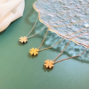 Ladamas Kalung Titanium Liontin Bunga Clover Emas Elegan Mewah KT146