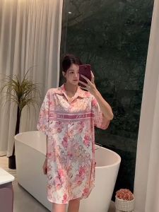 deeteenee ชุดนอนกระโปรง คอปกระดุมหน้า ผ้าไหมนุ่ม พลัสไซซ์ ชุดนอนกระโปรงผ้าซาตินแท้ เบาเย็นสบาย DR2