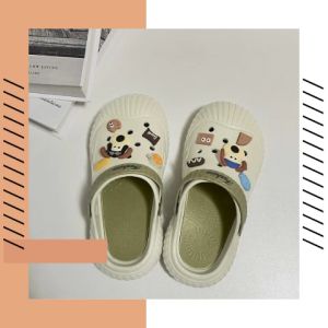 PiShops มาแรง รองเท้าแตะหัวโตผญมีตัวการ์ตูนติดลายน้องหมาสีขาว รองเท้าแตะแฟชั่นพื้นหนาเบามีสายรัดส้น รองเท้าแตะผญพื้นนุ่มสวมใส่สบาย