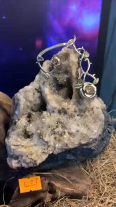 Hốc đá Thạch Anh Quartz pha lê tự nhiên lấp lánh tán sắc năng lượng vũ trụ tặng đế gỗ 623