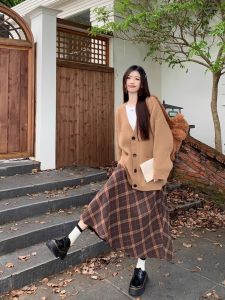 ชุดสามชิ้นฤดูใบไม้ร่วงสำหรับผู้หญิง แจ็คเก็ตถักสเวตเตอร์ กระโปรงสั้นลายสก็อตย้อนยุค ลำลอง โพลีเอสเตอร์ ฤดูใบไม้ร่วง/ฤดูหนาว