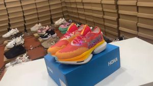 รองเท้าวิ่งHo--ka Cielo X1 สีส้ม ดูดซับแรงกระแทก ระบายอากาศได้ดี สินค้าตรงปก