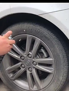 [CS]พร้อมส่ง🚗สเปรย์ยางรถยนต์650ML ใช้ง่าย เบาแรง ประหยัดเวลา สเปรย์เคลือบเงา น้ำยาขัดยางรถ สเปรย์เคลือบเงารถ