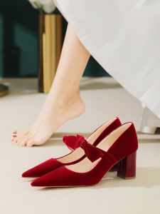 รองเท้าแต่งงานสีแดงม่วง รองเท้าส้นสูงแบบผูกโบว์หน้าเท้า รองเท้าแต่งงานสำหรับคู่รัก รองเท้าส้นแบนสำหรับผู้หญิง