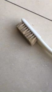 Bàn chải đánh giày cán nhựa lông heo mềm loại nhiều sợi dày dễ dàng sử dụng