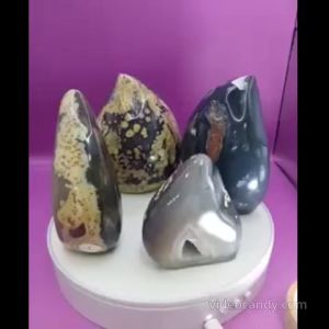 仙桃形玛瑙水晶洞Peach-Shaped Agate Crystal Geode
