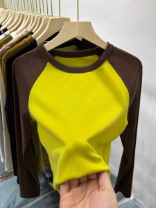 เสื้อยืดคอกลมแขนยาวทรงสลิมฟิตสำหรับผู้หญิง ฤดูใบไม้ร่วง/ฤดูหนาว 2025 ใหม่ ดีไซน์เข้ารูป เสื้อชั้นใน เสื้อเชิ้ต