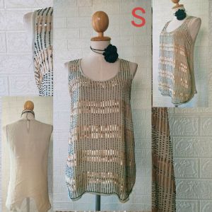 เสื้อแขนกุดตัวยาว ผ้าชีฟอง (SK15) สีเขียวหม่น ปักเลื่อมสีทองด้าน สลับมุกน้ำเงินเหลือบรุ้ง ทรงตรง Made in India : Size 2/S (อก 34") :Used