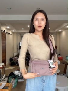 กระเป๋าสะพายข้าง LINGKY รุ่น CH 7501 ผ้าไนล่อนคุณภาพดี น้ำหนักเบา กันละอองน้ำ มี 5 ช่องซิป ขนาด 8.5 นิ้ว