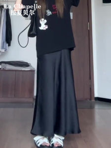 กระโปรงยาวปานกลางผ้าซาตินไหมสีดำ La Chapelle ทรงเอเอวสูง ทรงหางปลา กระโปรงยาวคลุมเข่า ทรงเข้ารูป สไตล์เรียบง่าย